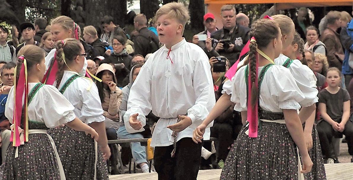 Hollolan Nuorisoseuran Ellit ja Eemelit sekä Iidastiinat Taiwaniin