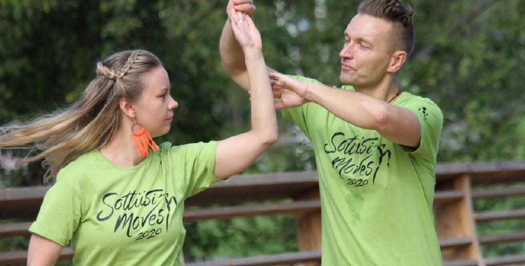 Petri Kauppinen ja Hanna Poikela tanssivat hamboa, joka on kansanomainen parintanssi.