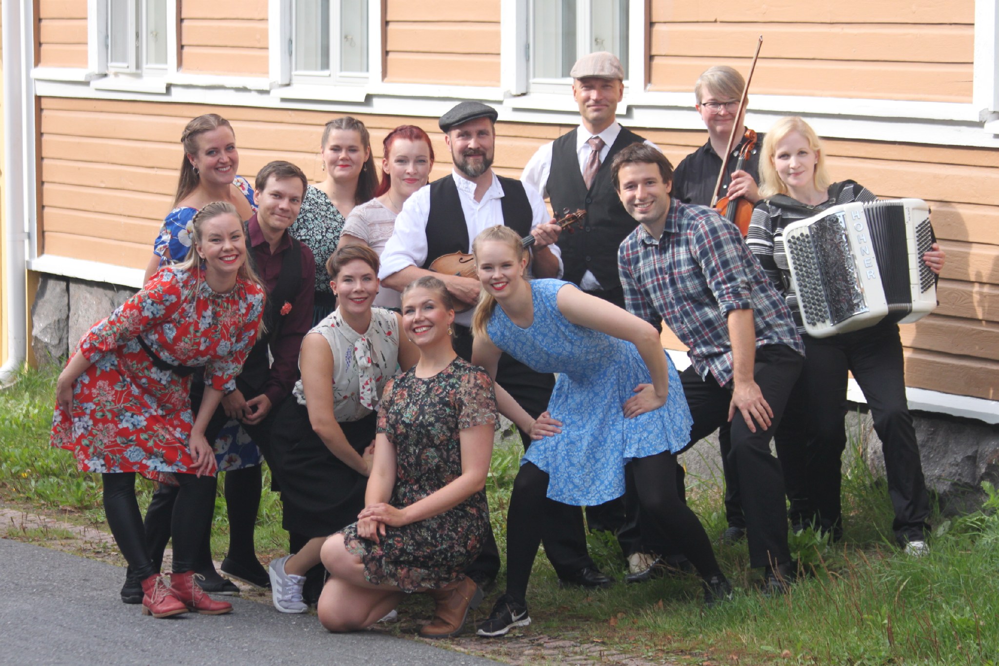 2019-08-31 12.32.31-2 Paritanssilähettiläät ja muusikot yhteiskuvassa.