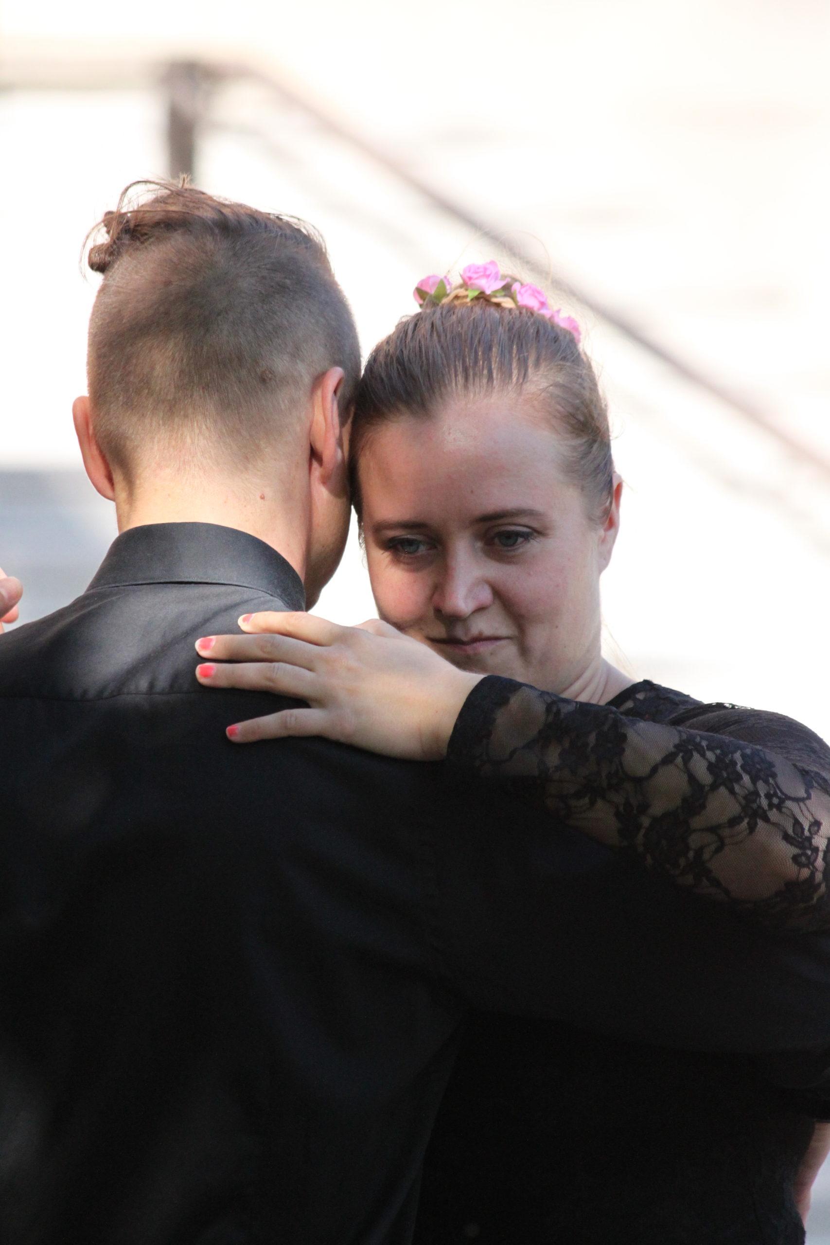 Kuvassa Pete ja maiju tansii