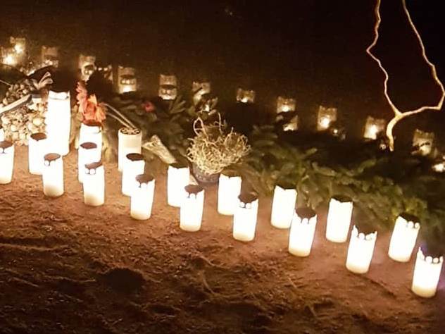 Kynttilät valaisevat hautausmaata.