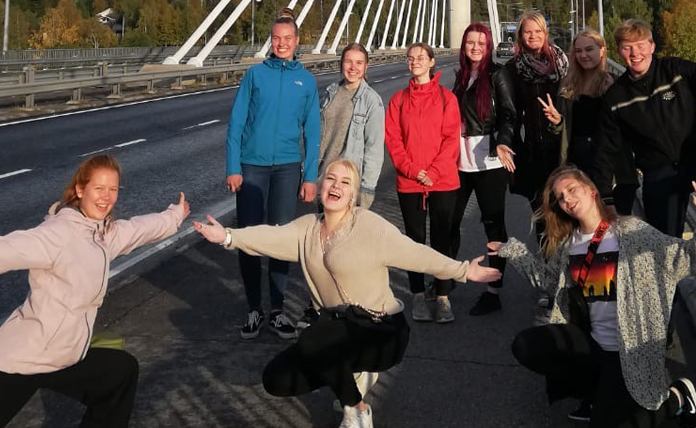 Vaikuttajaryhmän nuoret ryhmäkuvassa sillalla.
