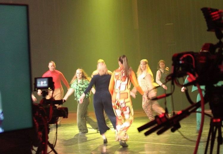 Tanssiryhmä esiintyy studiossa kameroille.