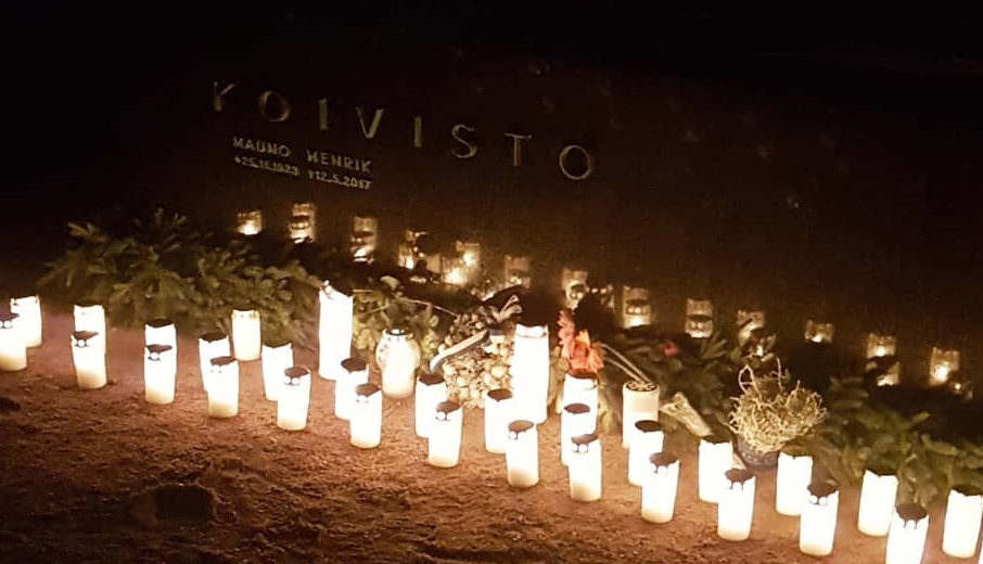 Kuvaas presidentti Mauno Koiviston haudalle sytytetty kynttilämeri.