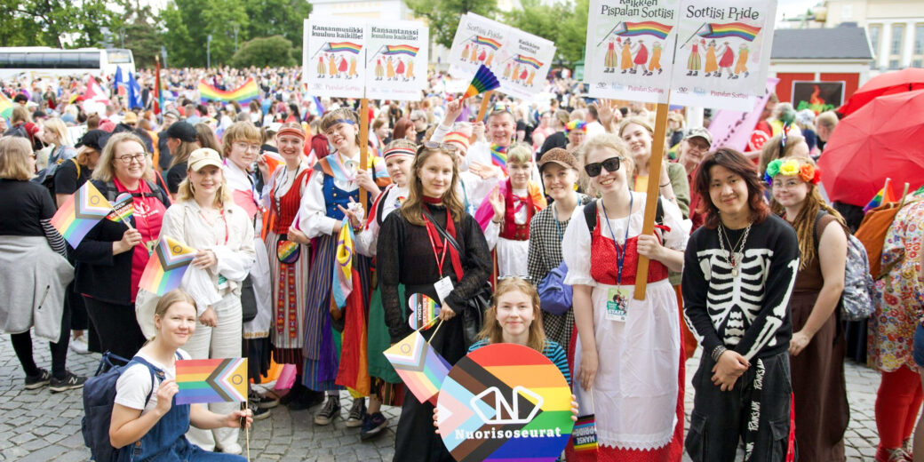 Nuorisoseuralaisia Pride-kulkueessa_kuva Johanna Hoppu